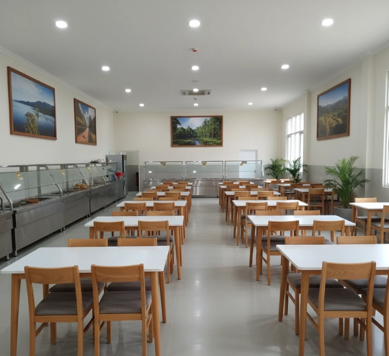 Interior fasilitas mess tambang yang bersih dan fungsional.